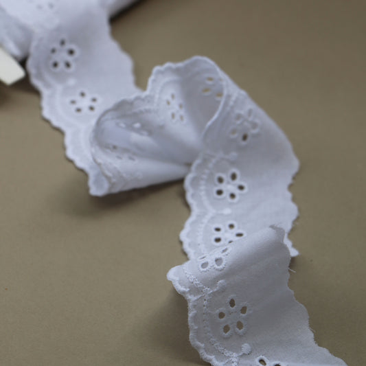 Broderad Brodyr (Feston Spetsband Blommor) – Vit med Hålmönster