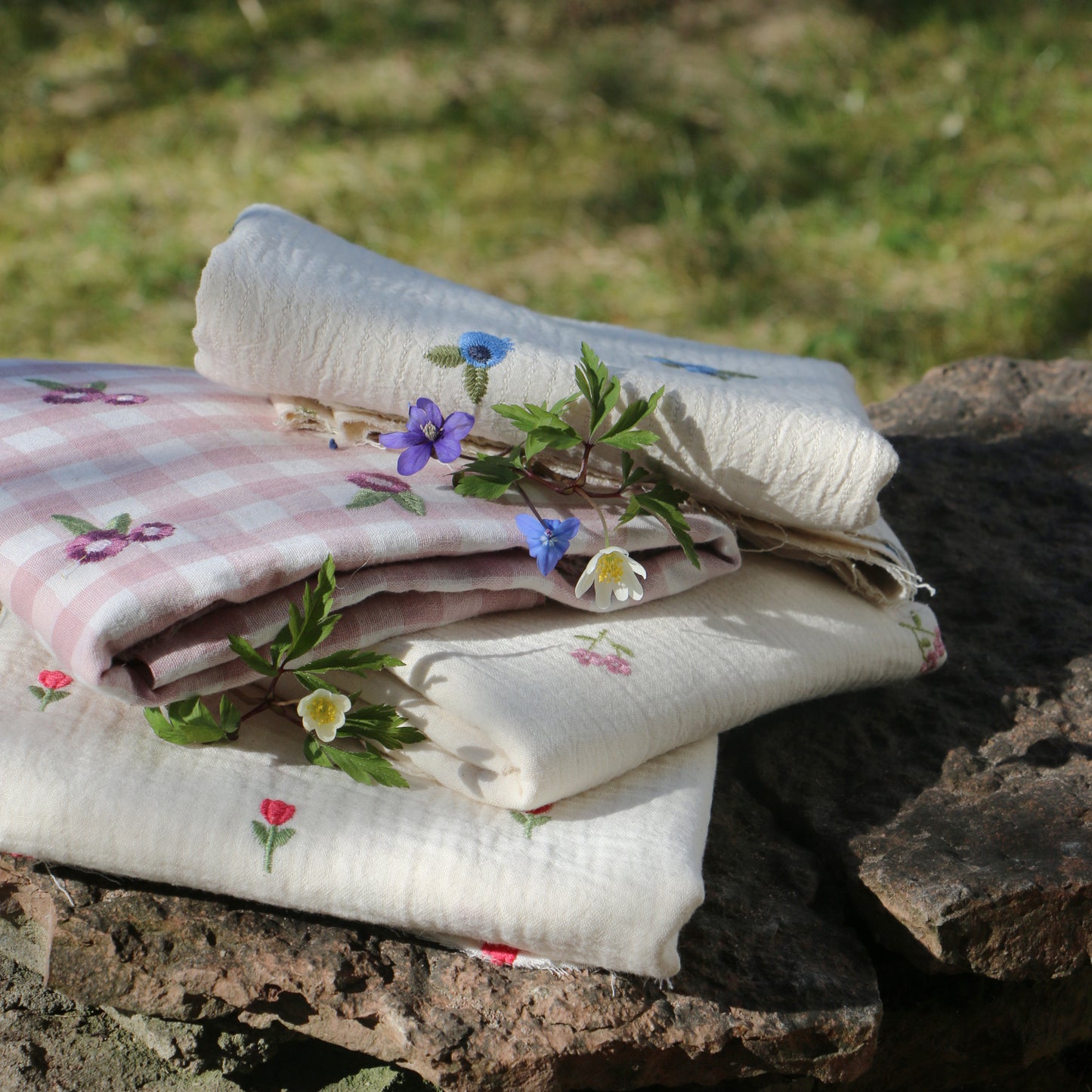 Double Gauze Embroidered Flower Checkered 'Rose'