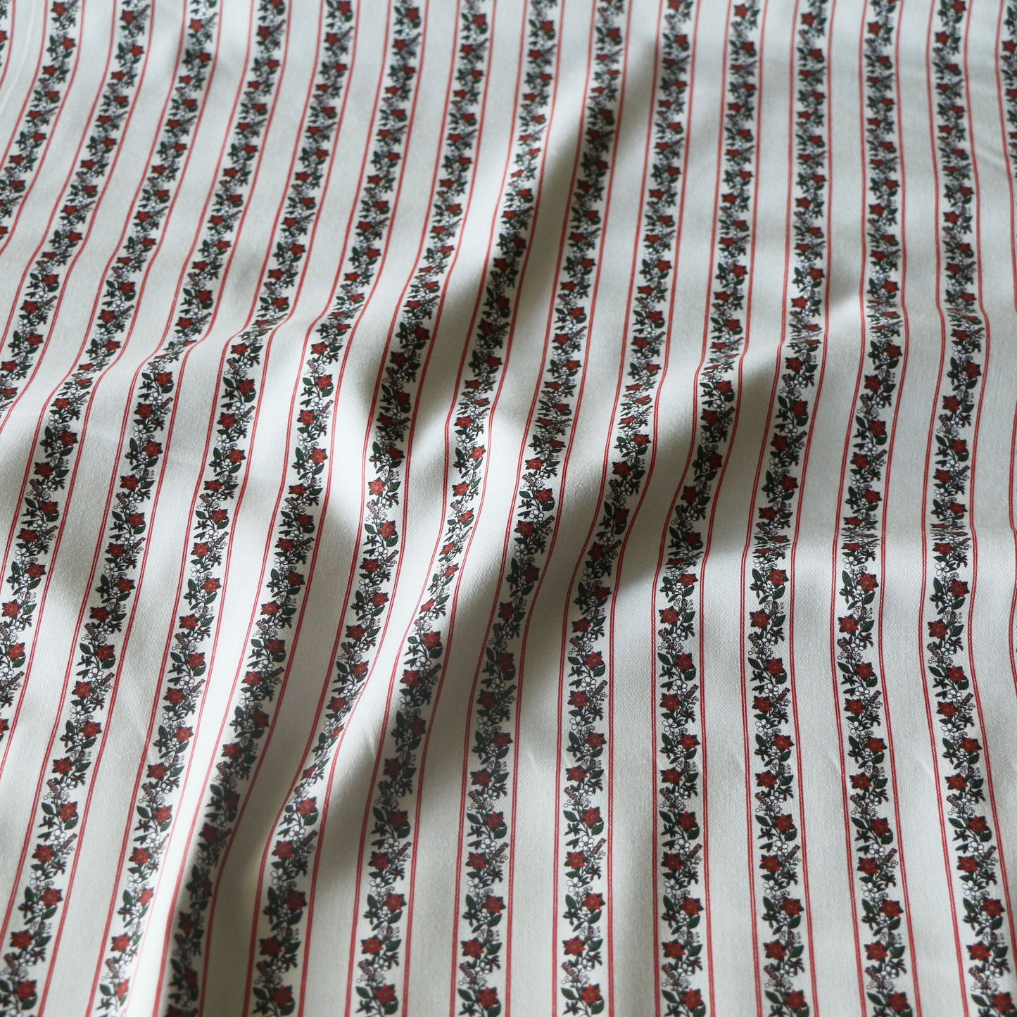 Gewebter Stoff Weihnachts Blumen 'Creme & Red'