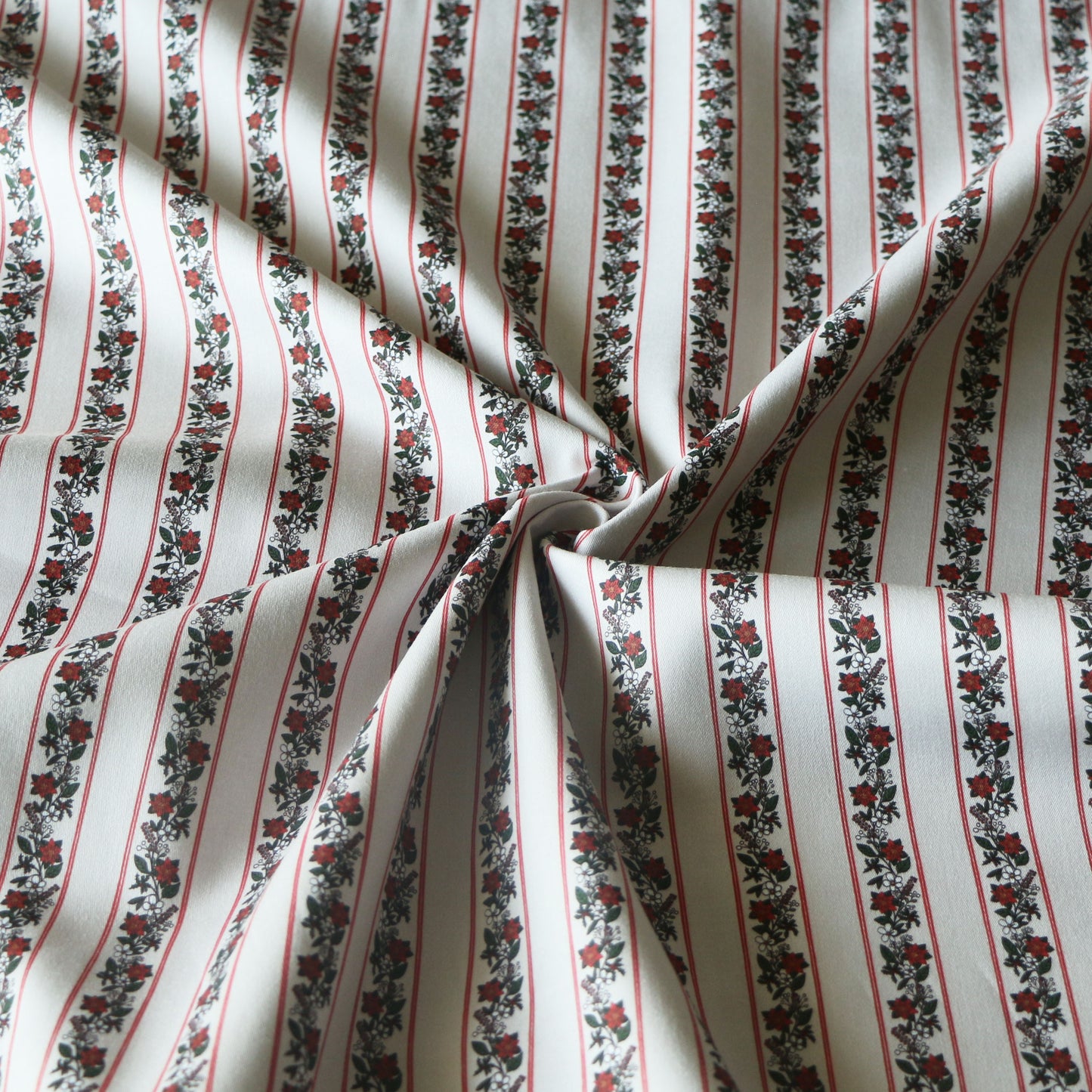 Gewebter Stoff Weihnachts Blumen 'Creme & Red'