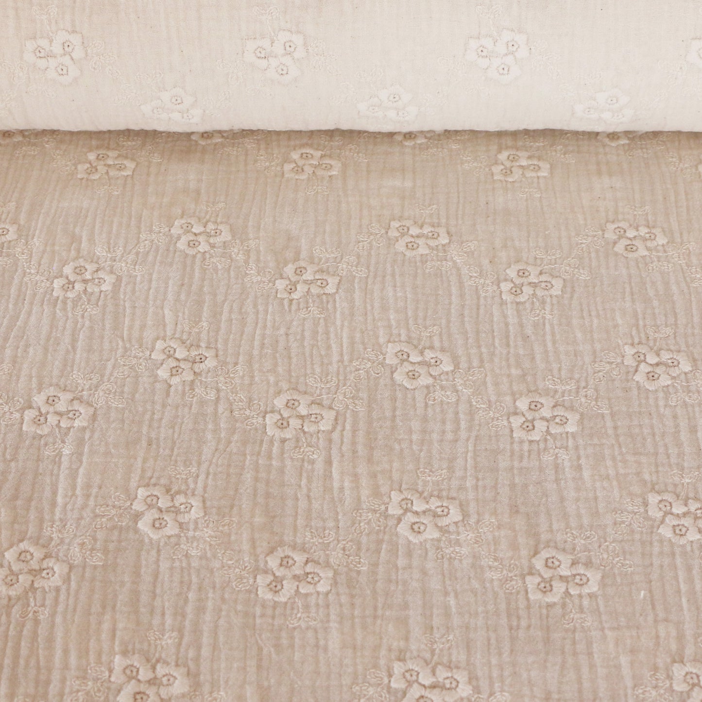 Musselin Bestickte Blumen 'Creme'
