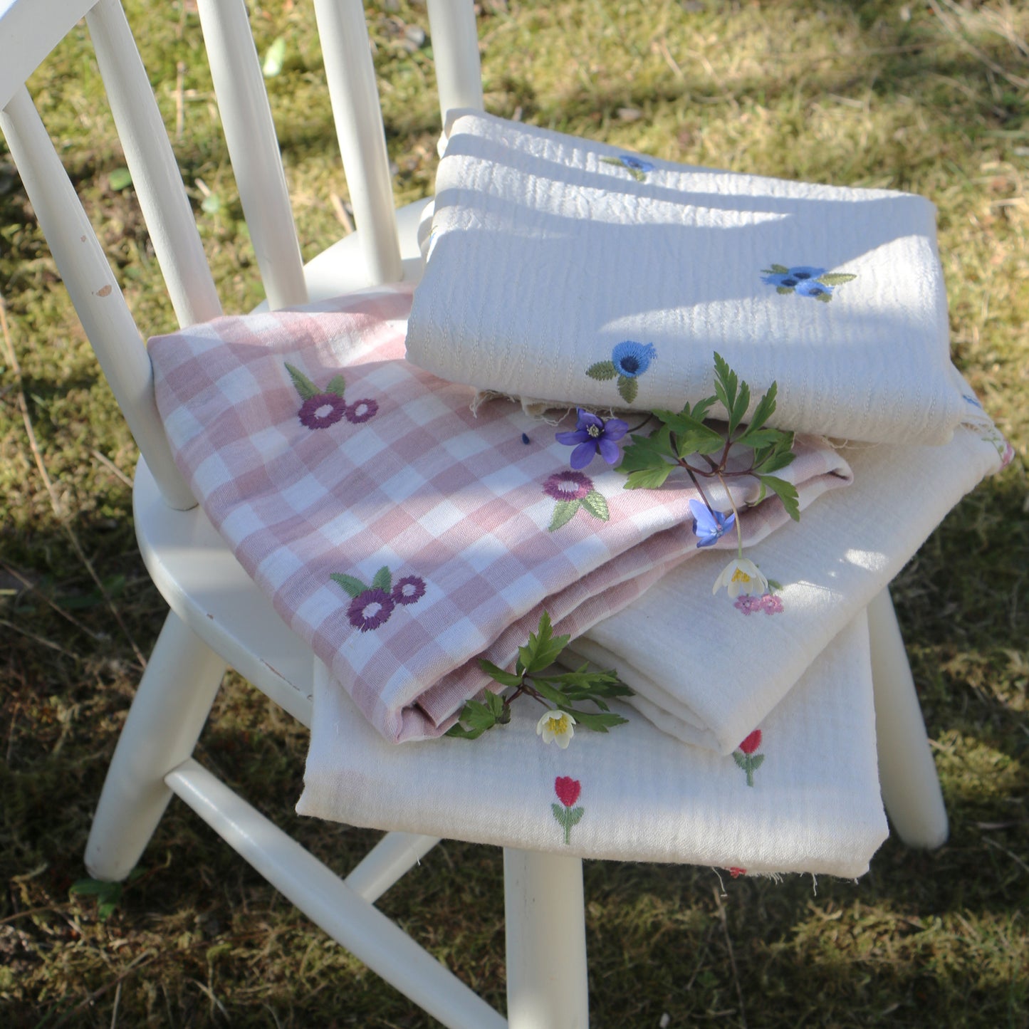 Double Gauze Embroidered Flower Checkered 'Rose'